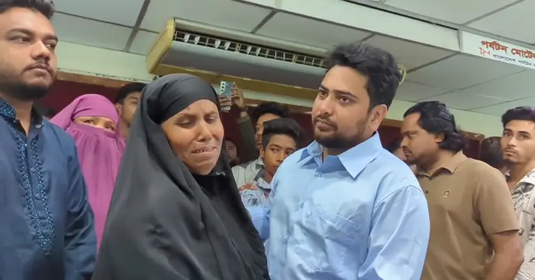 শহীদ পরিবারের সদস্যদের সঙ্গে নাহিদ ইসলাম